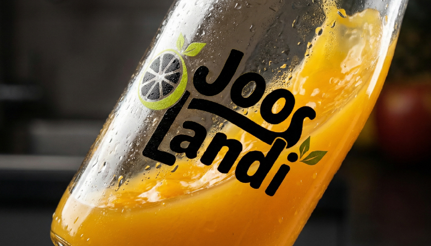 JoosLandi — фирменный логотип на бутылке свежего сока